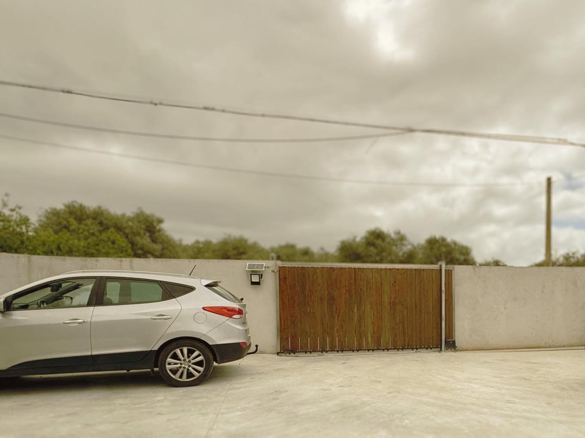 Algherolux -Free Secure Gated Parking For Cars And Motorbikes Экстерьер фото